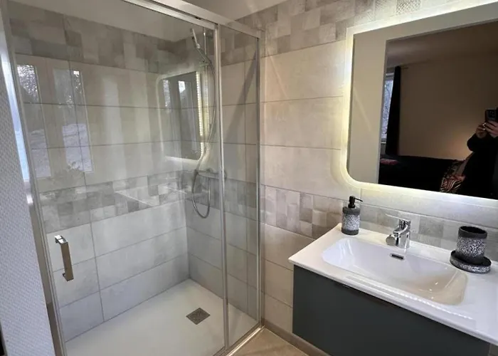 Paisible Avec Jardin Et Animaux Acceptés En Allier - Fr-1-489-618 *