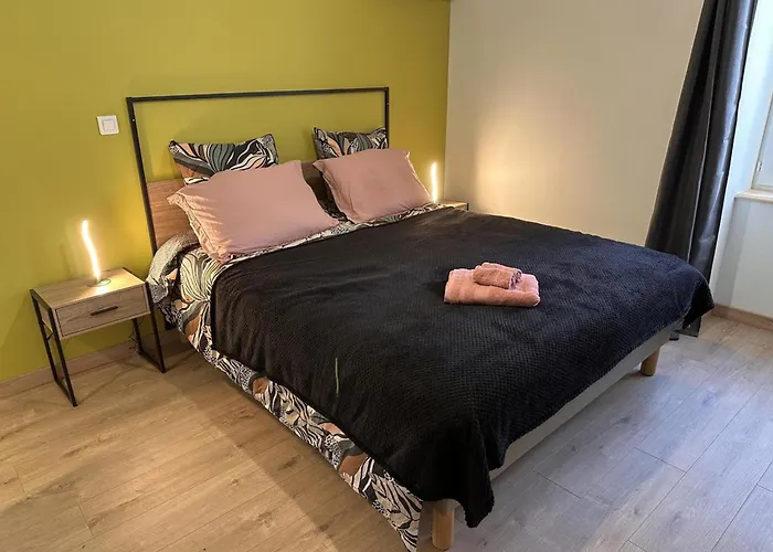 Paisible Avec Jardin Et Animaux Acceptés En Allier - Fr-1-489-618 Hébergement de vacances *